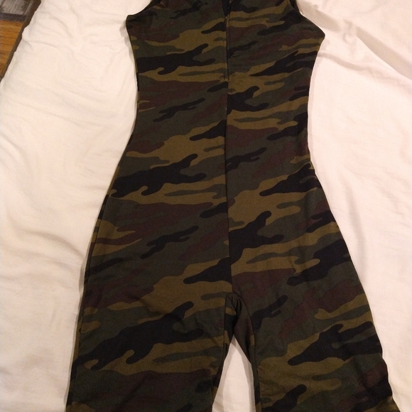 Camo Shorts Jumpsuit with Zipper Front - Picture 2 of 8